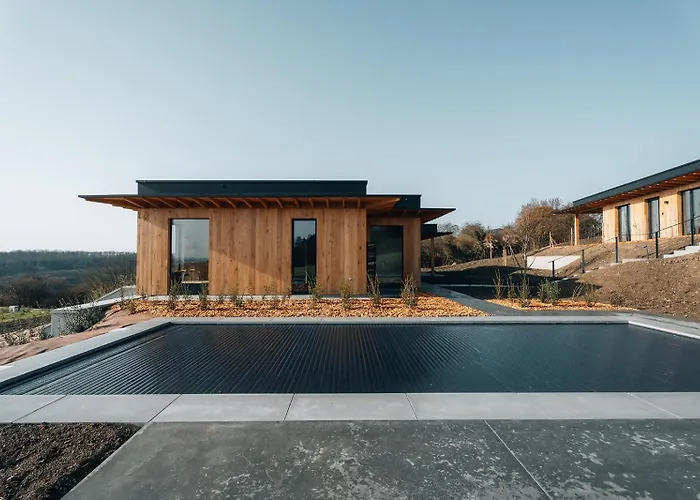 Oakstone Lodge- Avec Jacuzzi Piscine Et Sauna Holiday home Houyet